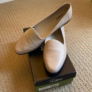 Worn once - Trotters Blush Liz Tumbled Flats